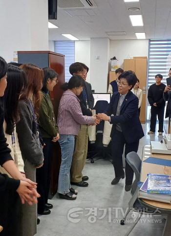 [크기변환]4-2. 오선희 기흥구청장이 13일 취임 후 직원들과 인사를 나누고 있다.jpeg