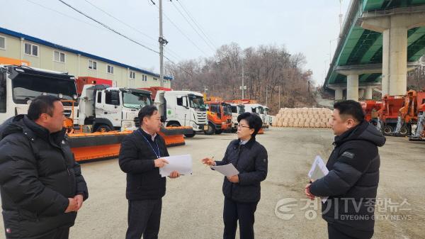 [크기변환]4-1. 오선희 기흥구청장(오른쪽 두번째)이 13일 취임 후 신갈동 도로관리센터를 방문해 제설대책을 점검하고 있다.jpg