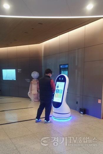 [크기변환]2-2. 인공지능 안내 로봇 ‘화성이’.JPG