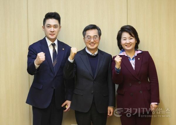 [크기변환]250116 전석훈 의원, 경기 팹리스 산업 도약 위해 미래과학협력위원회 역할 강화할 것.jpg