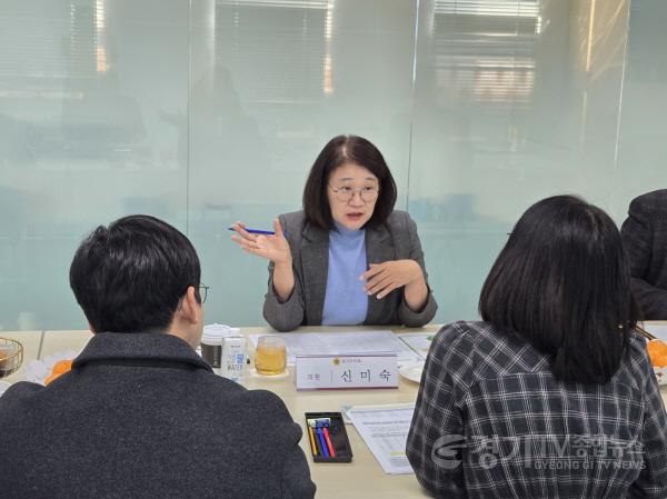 [크기변환]250115 신미숙 의원, 화성 동부 교육 현안 논의…안정적 예산 집행 당부 (1).jpg