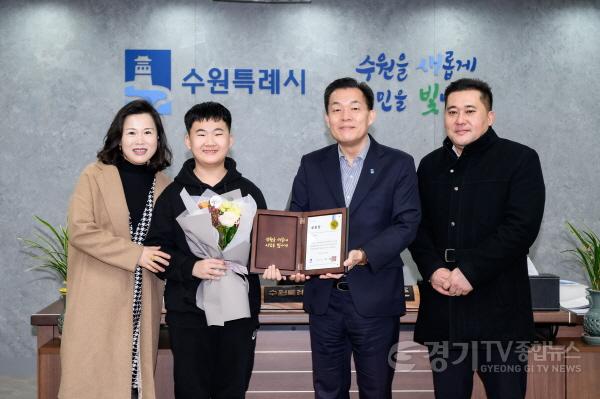 [크기변환]이재준 수원시장,홀로 무안공항 찾아 봉사활동 한 초등5학년 전시윤군에게 표창 수여(2).jpg