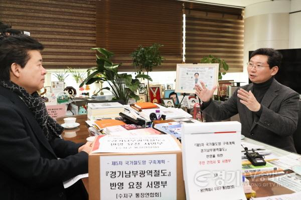 [크기변환]5-2. 이상일 용인특례시장이 경기남부광역철도 추진을 희망하는 수지구 시민들의 서명 명부를 전달받고 사업 실현의 의지를 밝혔다..jpg