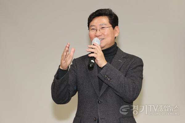 [크기변환]2-2. 이상일 용인특례시장은 17일 오후 용인시청 미래관에서 열린 청년네트워크 발대식에 참석해 축사를 하고 있다..jpg