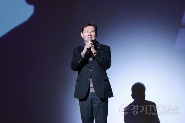 [크기변환]7-1. 이상일 용인특례시장이 18일 포은아트홀 재개관 공연에 참석해 인사말 하고 있다.jpg