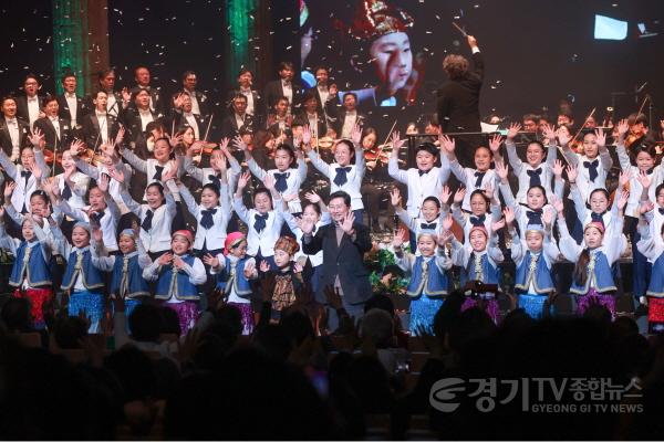 [크기변환]7-3. 이상일 용인특례시장이 18일 포은아트홀 재개관 공연 피날레 무대에서 리틀용인과 합창하고 있다.JPG