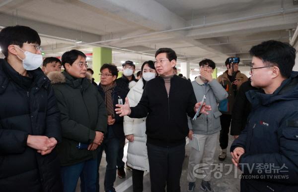 [크기변환]6-1. 이상일 용인특례시장이 18일 경남아너스빌 디센트 건설 현장에서 누수가 지적된 지하 주차장을 둘러보고 있다.jpg