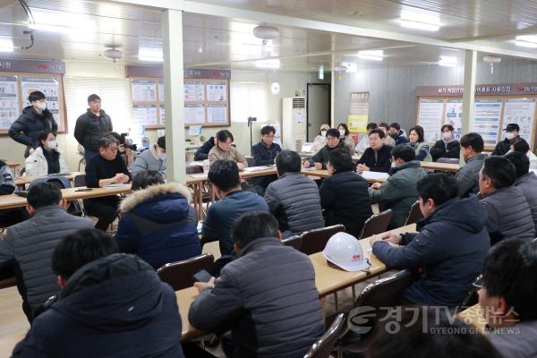 [크기변환]6-3. 이상일 용인특례시장이 18일 경남아너스빌 디센트 건설 현장에서 공사관계자와 입주예정자들이 참석한 회의를 주재하고 있다.jpg