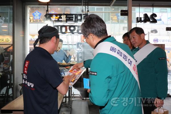 [크기변환]재난안전관-이진찬 성남부시장과 시청 관계자들이 17일 야탑동 소재 음식점을 대상으로 화재예방 캠페인을 벌이고 있다..JPG
