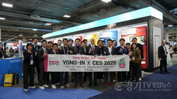 [크기변환]1-1. 이상일 용인특례시장은 1월 7일부터 10일까지 미국 라스베이커스에서 열린 'CES 2025'을 방문해 시 단체관으로 참여한 기업 관계자들과 수출인턴들을 격려했다..JPG