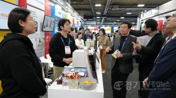 [크기변환]1-2. 'CES 2025' 시 단체관에 참여한 상현동 소재 기업인 '노을' 부스를 방문해 제품 설명을 듣고 있는 이상일 용인특례시장..JPG