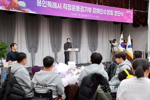 [크기변환]5-2. 용인특례시 직장운동경기부 장애인수영팀 창단식에서 이상일 용인특례시장이 기념사를 하고 있다..JPG