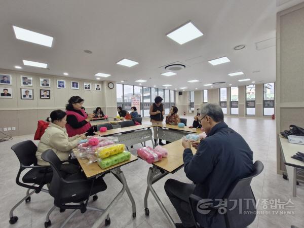 [크기변환]중앙동, 취약계층 대상 ‘사랑나눔 손뜨개질 지원 사업’ 진행.jpg