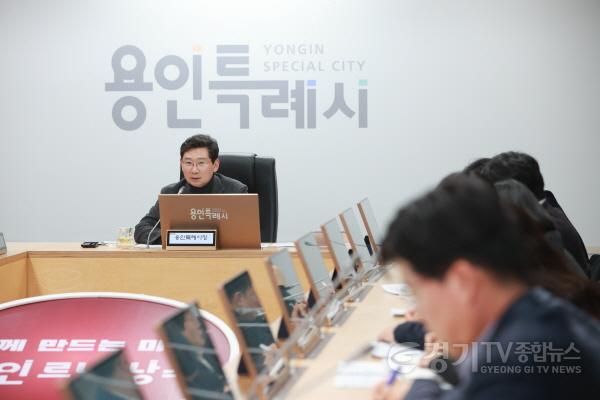 [크기변환]7-2. 이상일 용인특례시장이 20일 간부회의를 주재하며 아파트 건축과정에서 시의 역할에 대해 강조했다..jpg