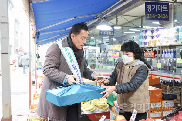 [크기변환]1-2.이재준 수원시장,설 앞두고 전통시장 방문…상인들 격려.jpg