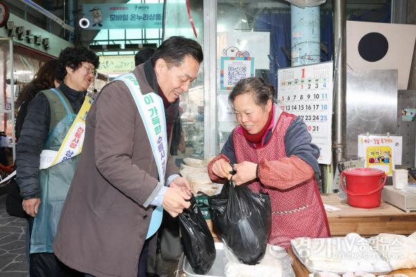 [크기변환]1-1.이재준 수원시장,설 앞두고 전통시장 방문…상인들 격려.jpg