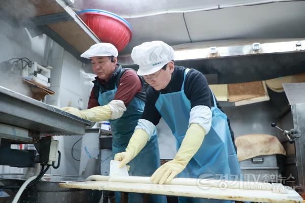 [크기변환]1-2. 이상일 용인특례시장이 20일 용인중앙시장을 방문해 직접 가래떡 뽑기를 체험했다.jpg