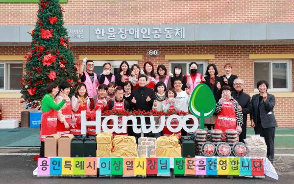 [크기변환]1-4. 이상일 용인특례시장이 20일 부인 김미영 여사와 함께 한울공동체를 방문했다.JPG