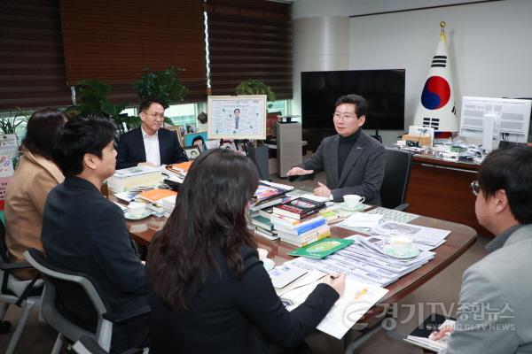 [크기변환]2. 이상일 용인특례시장이 여운홍 K-GTSEC센터장과 만나 반도체산업 인재 양성 방안에 대해 논의하고 있다. (1).jpg