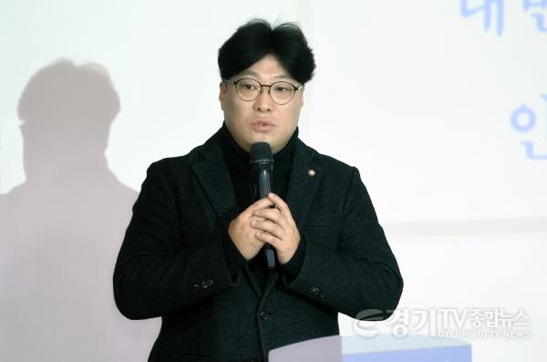 [크기변환]사진 4) 김영수 의회운영위원회 위원장이 인사말을 전하고 있다.jpg