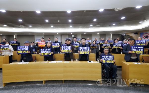 [크기변환]사진 5) 배정수 의장, 정흥범·김영수 화성특례시의회 수원군공항 화성이전반대 특별위원회 공동위원장, 이계철 도시건설위원장, 김종복 문화복지위원장, 조오순 도시건설부위원장, 이용운 문화복지부위원장, 송선영 의원, 김상균 의원.jpg