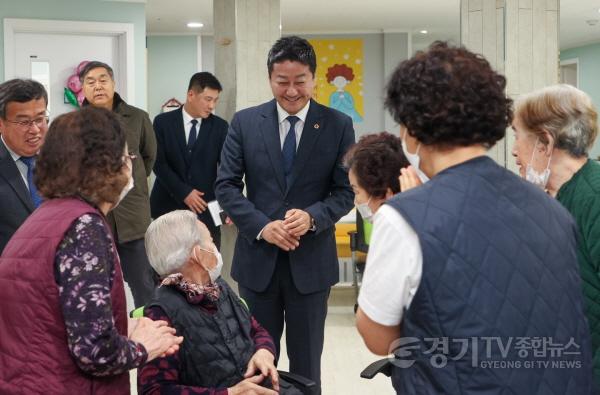[크기변환]250121 김진경 의장, 21일 시흥시 엘림양로원 방문...외롭고 어려운 이웃 세심하게 살필 것2.jpg