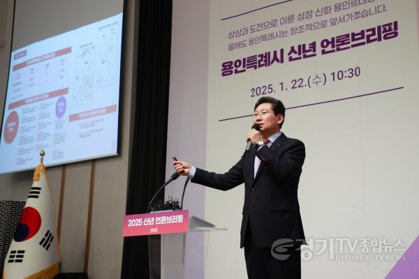 [크기변환]9-2. 이상일 용인특례시장은 22일 기흥ICT밸리에서 열린 신년 언론브리핑에서 경기남부광역철도 사업에 대한 의견을 밝히고 있다..jpg
