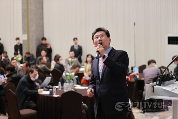 [크기변환]9-1. 이상일 용인특례시장은 22일 기흥ICT밸리에서 열린 신년 언론브리핑에서 경기남부광역철도 사업에 대한 의견을 밝히고 있다..jpg