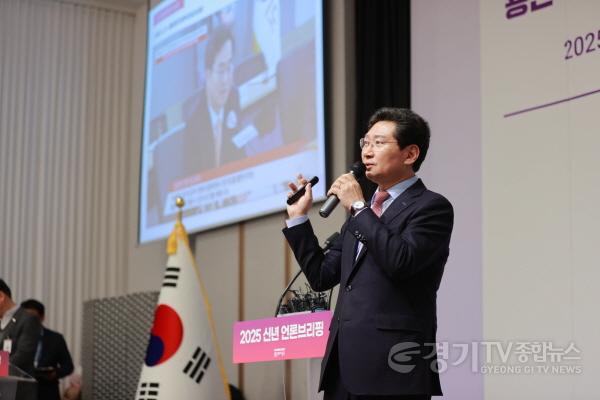 [크기변환]9-3. 이상일 용인특례시장은 22일 기흥ICT밸리에서 열린 신년 언론브리핑에서 경기남부광역철도 사업에 대한 의견을 밝히고 있다..jpg