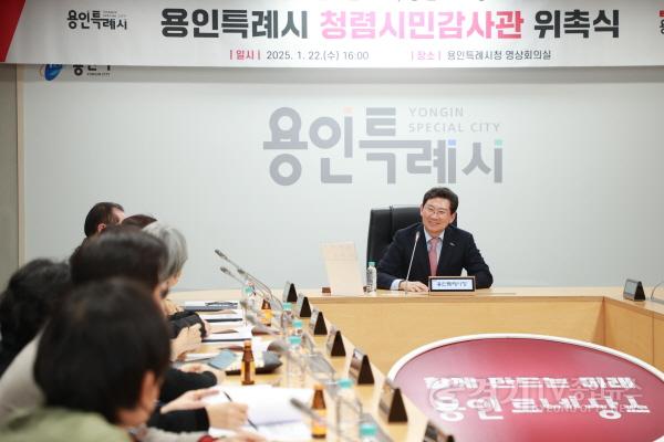 [크기변환]4-1. 용인특례시 청렴시민감사관 위촉장 수여식에서 이상일 시장이 인사말을 하고 있다..jpg