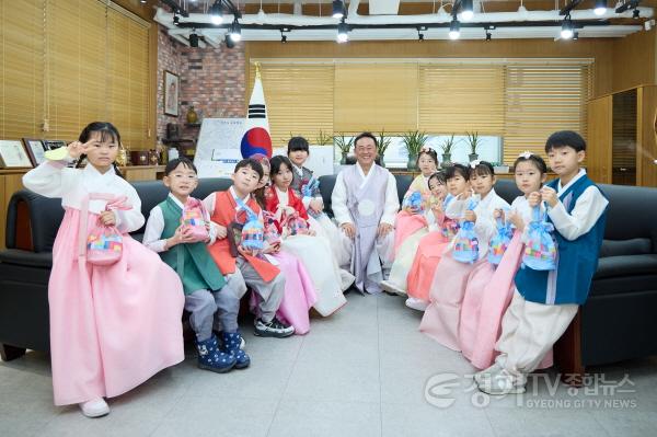 [크기변환]01-여주시, 다함께돌봄센터 어린이와 여주시장 설 인사.jpg