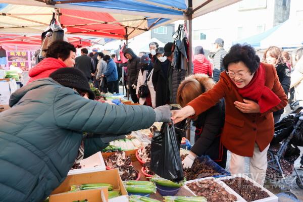[크기변환]김경희 이천시장, 전통시장 방문…명절을 앞두고 민생현장 살펴2.jpg