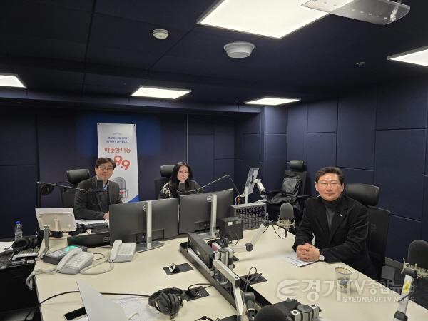 [크기변환]2. 이상일 용인특례시장이 24일 OBS라디오 최진만 이유나의 굿모닝 OBS에 출연해 용인특례시의 시정 운영에 대한 의견을 말했다..jpg