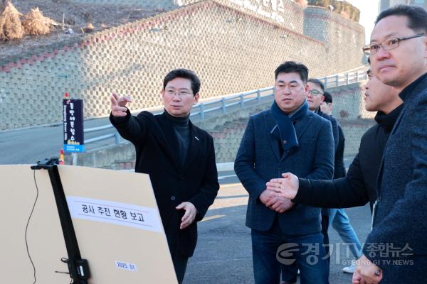[크기변환]4-1. 이상일 용인특례시장이 기흥구 상하동 주민들의 숙원 사업인 용인도시계획도로 현장을 방문했다..JPG