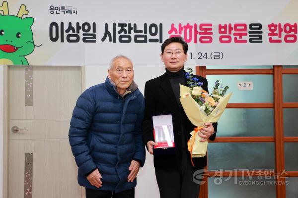 [크기변환]4-2. 이상일 용인특례시장이 기흥구 상하동 상하3통 마을회관에서 주민들을 만나 지역 현안에 대해 논의했다..JPG