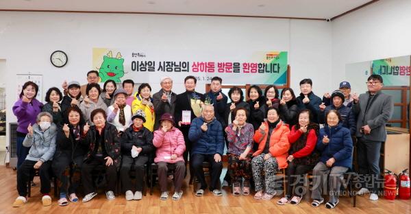 [크기변환]4-3. 이상일 용인특례시장이 기흥구 상하동 상하3통 마을회관에서 주민들을 만나 지역 현안에 대해 논의했다..JPG