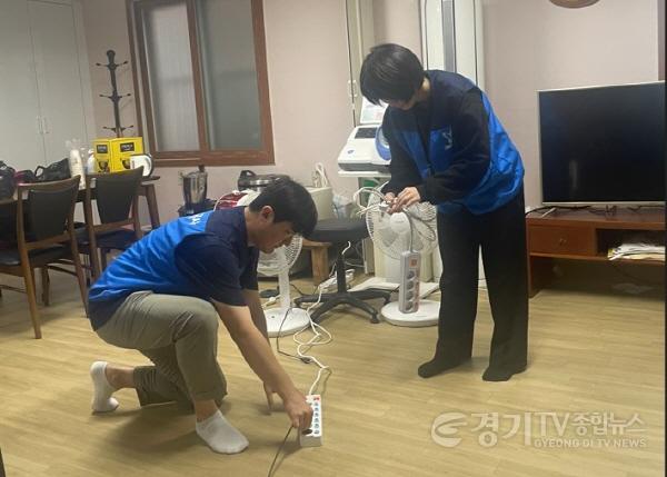 [크기변환]12-1. 용인도시공사 관계자가 경로당 시설을 점검하고 있다..jpg