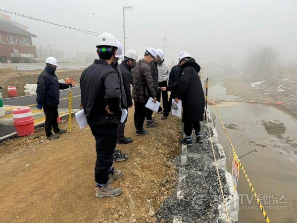 [크기변환]11-2. 용인특례시 관계자가 관내 도로공사 현장을 방문해 안잔사고 예방관리 실태를 살피고 있다..JPG