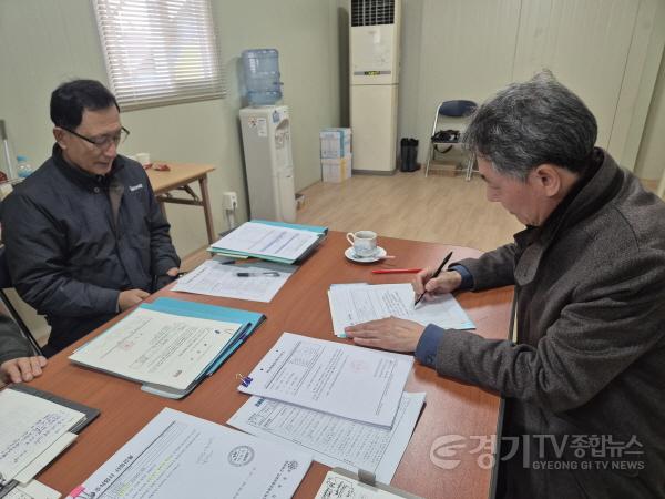 [크기변환]11-1. 용인특례시 관계자가 관내 대규모 건축 공사 현장을 방문해 임금과 공사대금 체불 여부를 살피고 있다..jpg