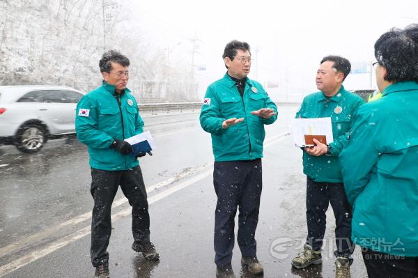 [크기변환]2-2. 이상일 용인특례시장은 시 관계자들과 함께 27일 오전 기흥구 상하동 용인추모원 일대 효자고개 도로의 제설 상황을 살폈다..jpg