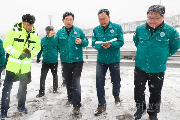 [크기변환]2-3. 이상일 용인특례시장은 27일 오전 시 관계자들과 함께 수지구 죽전동 쉴낙원 일대와 대지고개의 제설 상황을 살폈다..jpg