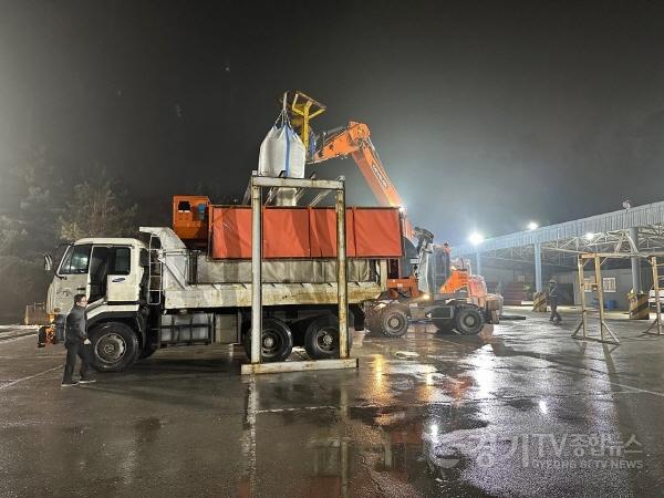 [크기변환]1-1. 용인특례시는 27일부터 예상되는 대설예보에 대비해 염화칼슘을 적재하는 등 제설작업 준비에 나섰다.jpg