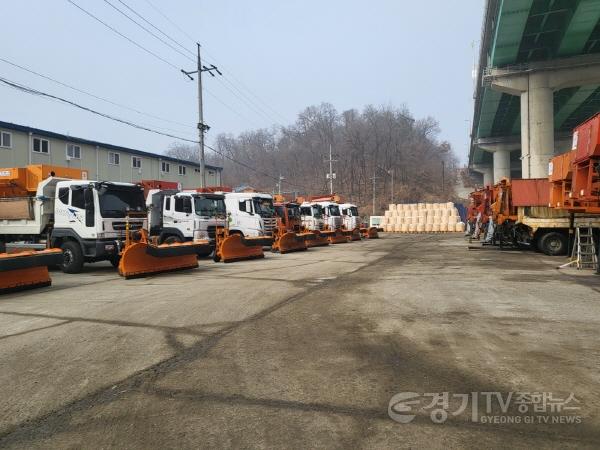 [크기변환]1-2. 용인특례시는 27일부터 예상되는 대설예보에 대비해 제설차 125대 등 제설작업 준비에 나섰다.jpg