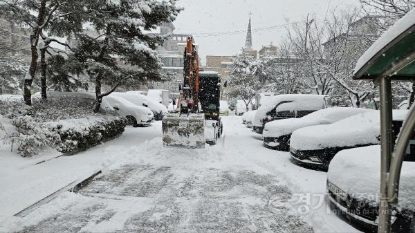[크기변환]사진2)수원시, 제설 장비‧인력 추가 투입해 제설 작업 총력.jpg