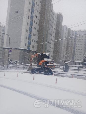 [크기변환]사진3)수원시, 제설 장비‧인력 추가 투입해 제설 작업 총력.jpg