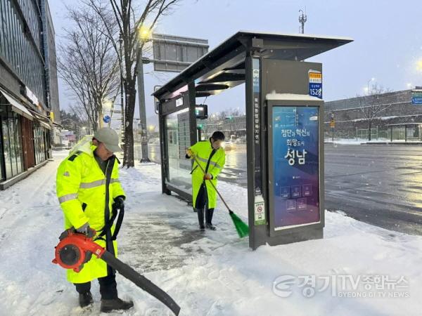 [크기변환]성남시, 대설경보 발효..비상 제설작업 총력 대응(복정동 제설작업).JPG