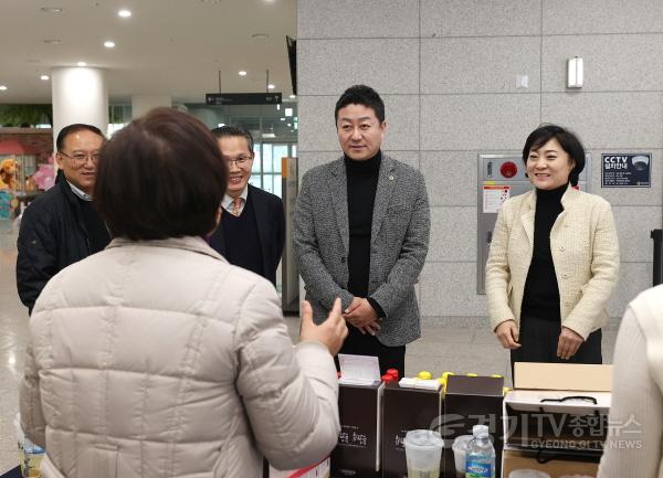 [크기변환]250124 김진경 의장, 설 맞이 노인일자리 생산품 판매행사장 방문 (3).jpg