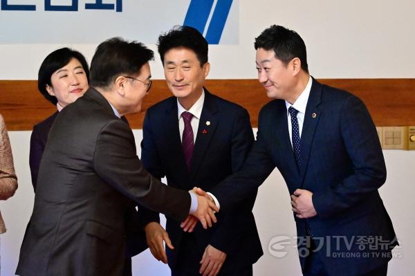 [크기변환]250123 김진경 의장, 우원식 국회의장-시도의장협의회 간담회 참석 지방의회 숙원 과제 해결 건의2.jpg