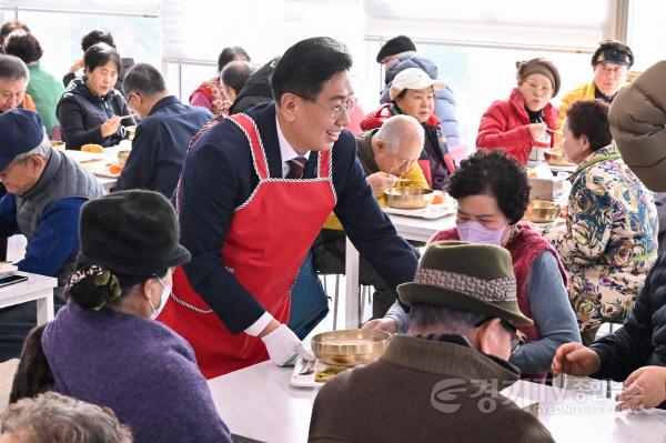 [크기변환]02-2 떡만둣국 봉사 사진(군수님).jpg