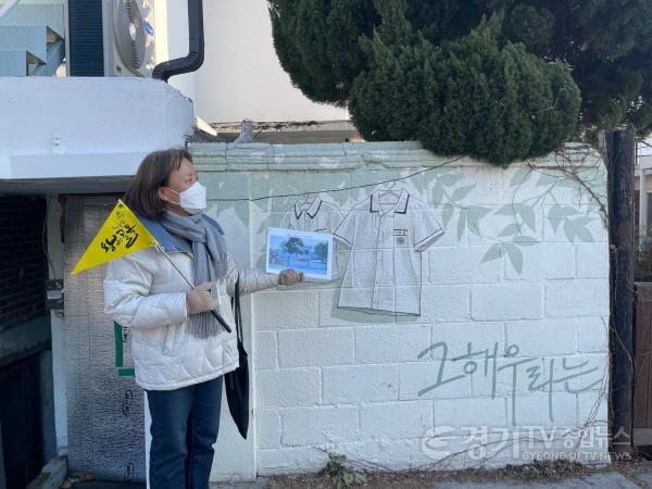 [크기변환]사진자료_행궁동 왕의 골목여행 해설 모습 (1).jpg